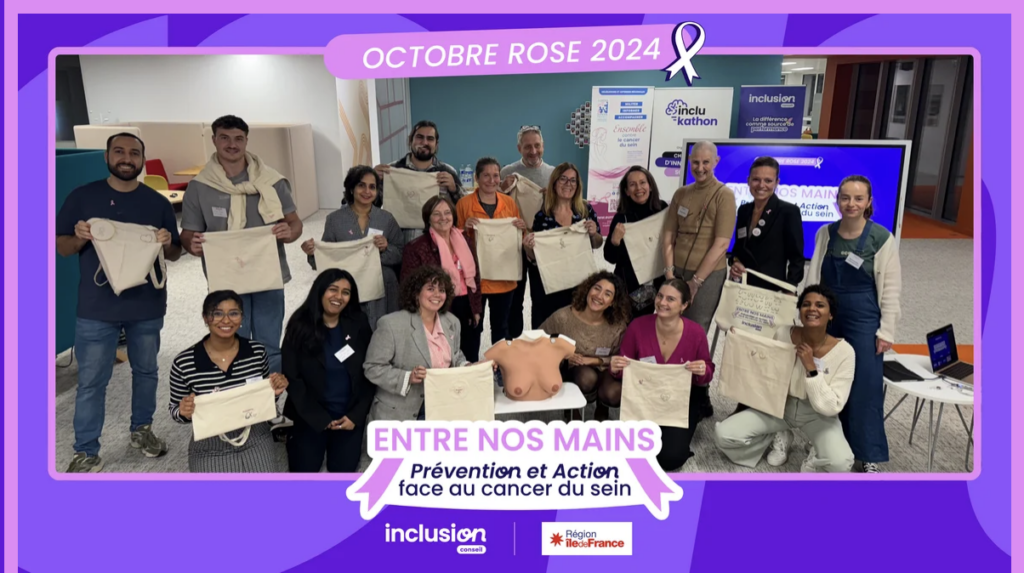 image des participant·es de l'évènement Octobre rose, tenant des sac brodé lors de cet évènement.